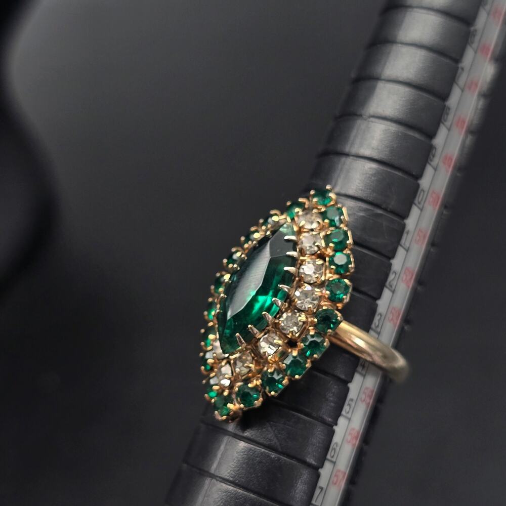 Vintage Green Rhinestone Cocktail Ring Gold Tone Size 6.5 Adjustable - Picture 8 of 9